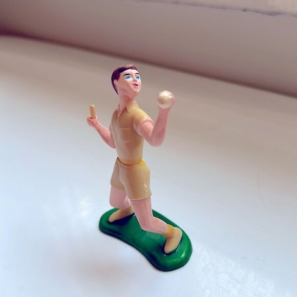 Vintage hard plastic male tennis player cake topper/tennis racket is missing - Picture 2 of 5